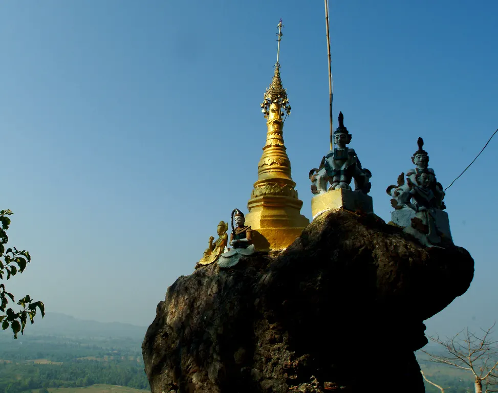 พระธาตุหินกิ่วที่ดอยดินจี่