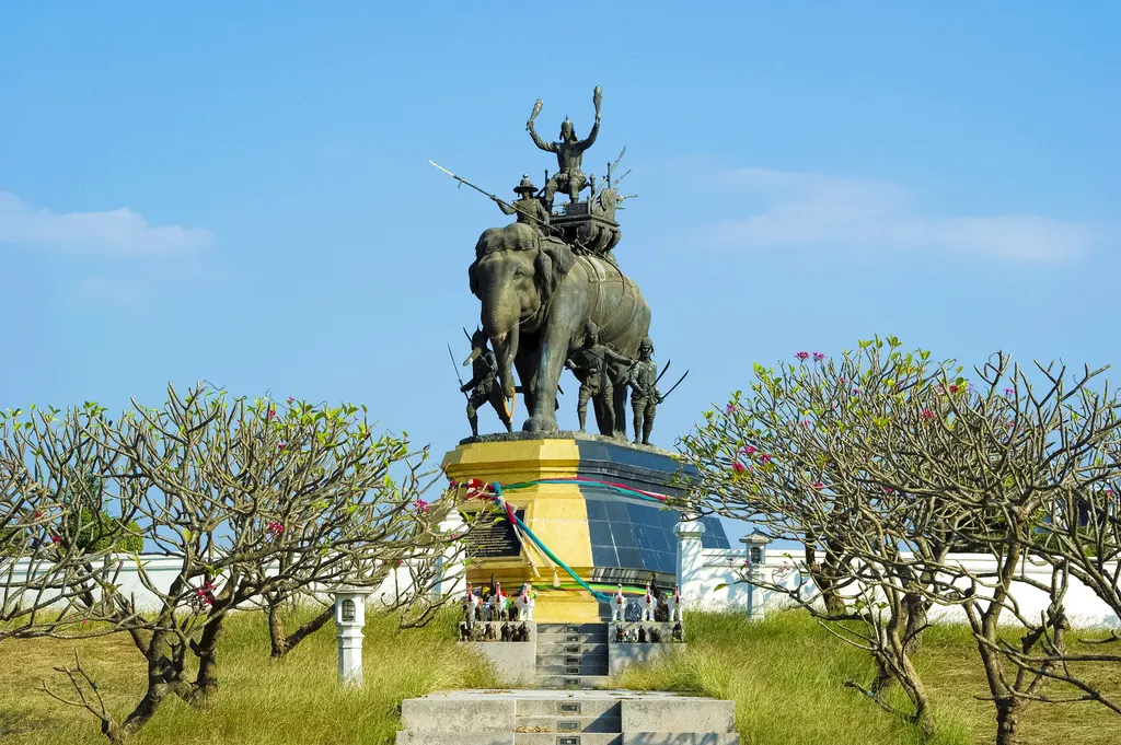 พระราชานุสาวรีย์สมเด็จพระศรีสุริโยทัย