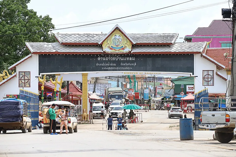 จุดผ่านแดนถาวรบ้านแหลม