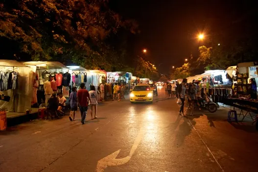 ตลาดกลางคืนสะพานพุทธ