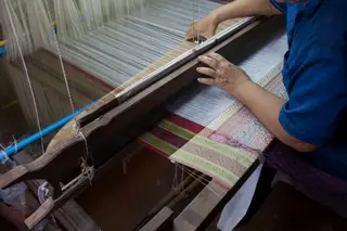 หมู่บ้านทอผ้าไหมยกทองโบราณบ้านท่าสว่าง