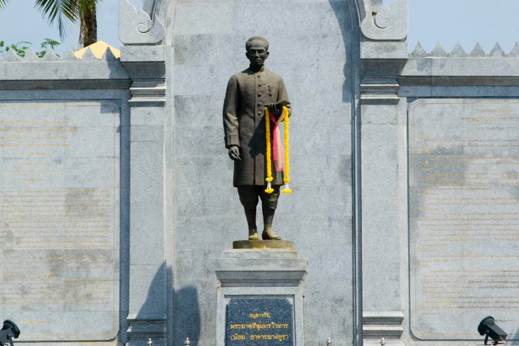 อนุสาวรีย์พระยาศรีสุนทรโวหาร (น้อย อาจารยางกูร)