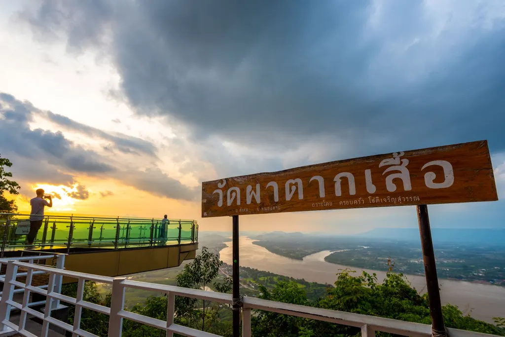 วัดผาตากเสื้อ