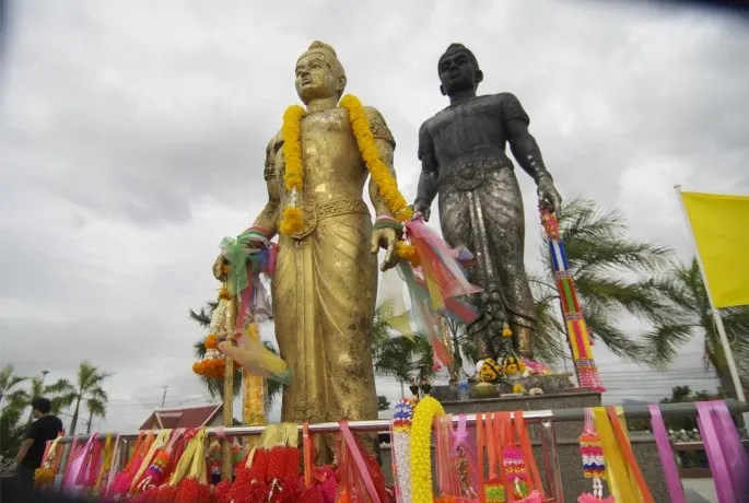อนุสาวรีย์พ่อขุนผาเมือง