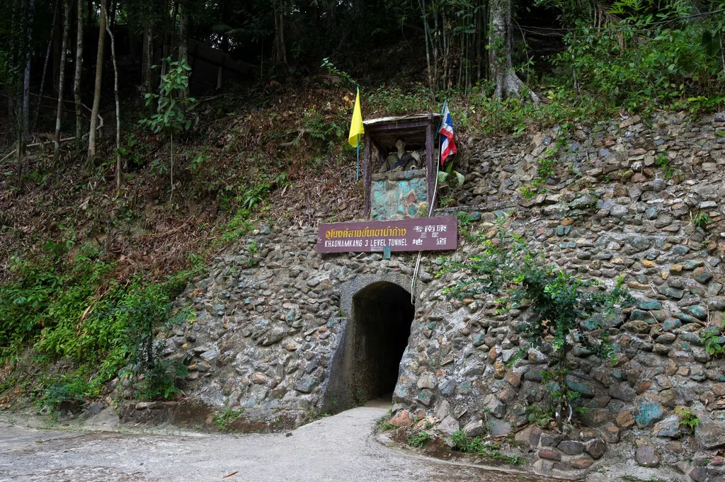 อุโมงค์ประวัติศาสตร์เขาน้ำค้าง