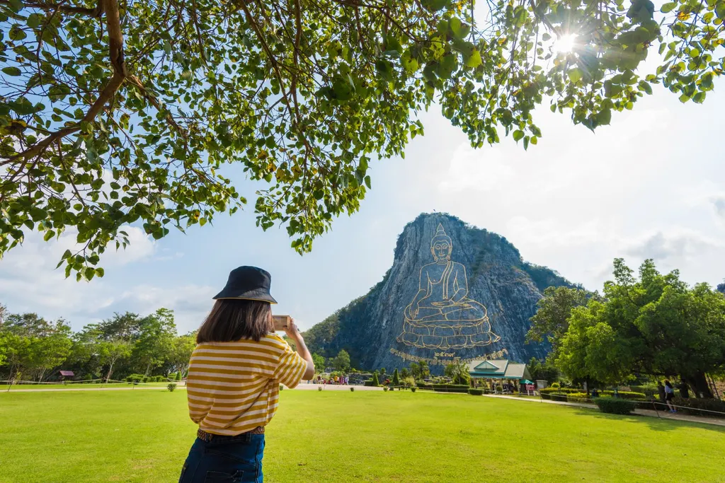 พระพุทธรูปแกะสลักเขาชีจรรย์