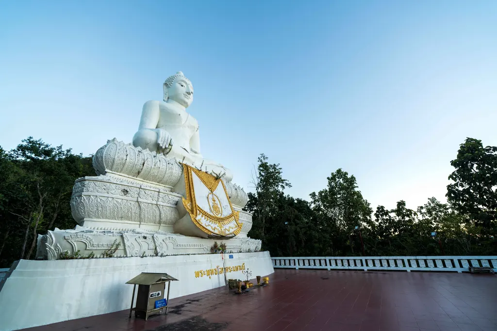 วัดพระธาตุแม่เย็น