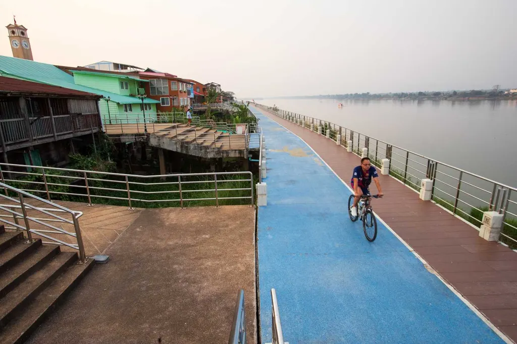 เส้นทางปั่นจักรยานเลียบริมฝั่งโขงนครพนม