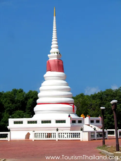 พระเจดีย์กลางน้ำ